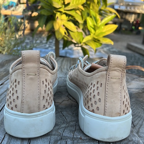 Blackstone lace up leather sneakers woman sz 38.  Cut outs, with platform soles. - Picture 4 of 8